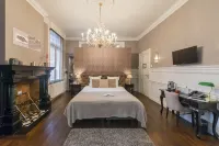 Boutique Hotel Huys Van Steyns Hotel dekat De Brug