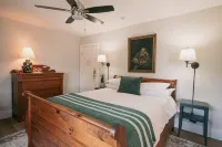 The Cove Inn Hotels in Rideau Lakes