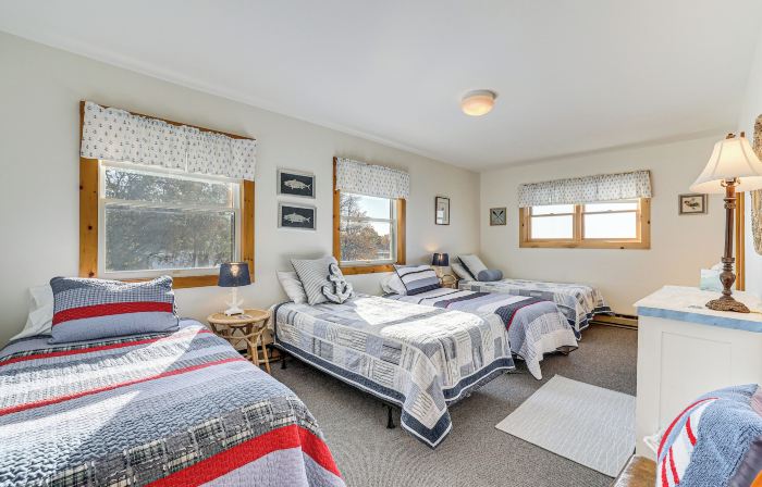 Alburgh Lake House: Private Beachfront!
