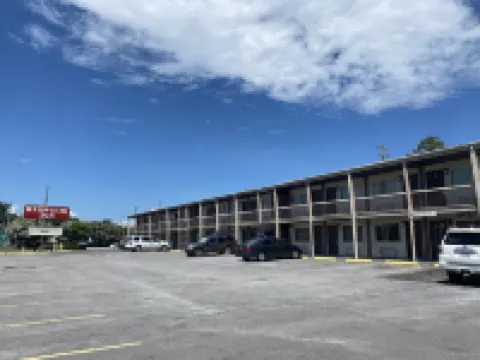 Redwood Inn Hotels in Gadsden