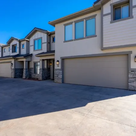 Zions Village, 7BDR 6BTH, Spacious Home, Beautiful Pool, near Zions Nat Park.
