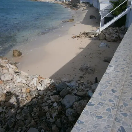 3 Br/3 Bath. Sint Maarten Direct Beachfront with Pool!  Rates Start at 250/nt!!