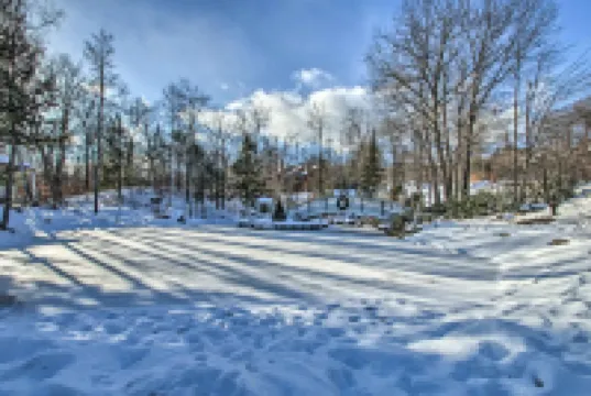 Ski Condo w/ Pool, Close to Story Land & Attitash!