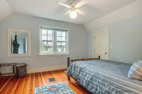 17 Mi to Porkies: Getaway Steps to Beach & Main St - Homestays