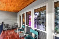 Bend Condo w/ Deck, Resort-Style Amenities & Views - Homestays