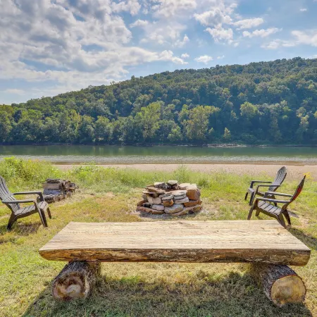 Melbourne Home w/ Fire Pit on the White River!