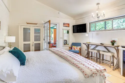 Casa Paloma Studio: Artsy & Airy w/ Hot Tub Access - Homestays