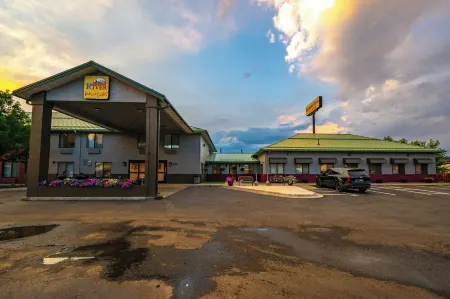 Yellowstone River Inn & Suites