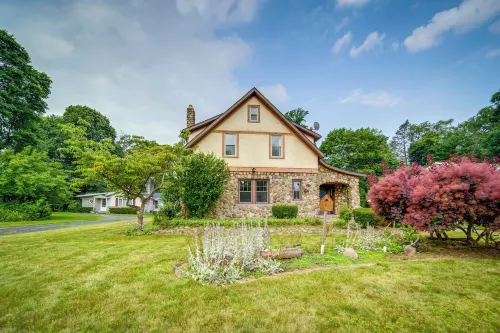 Central Erie Vacation Rental ~ 2 Mi to Beach! - parking