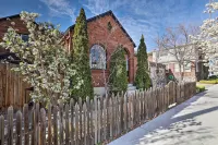 Ski, Shop and Explore Walkable Midtown Reno Oasis!