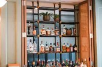 Six South St. Hotel - bars
