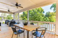 Waterfront Lake Hickory Retreat w/ Private Dock! - Homestays