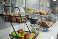 Home Inn and Suites Memphis - breakfast