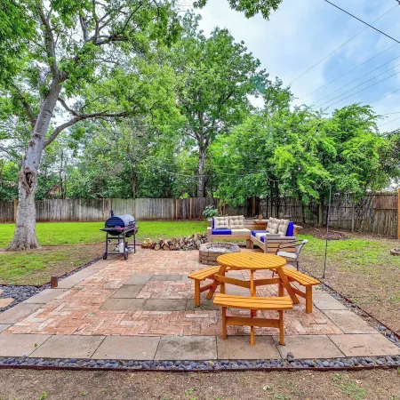 Large Yard & Fire Pit! Home 13 Mi to at&t Stadium
