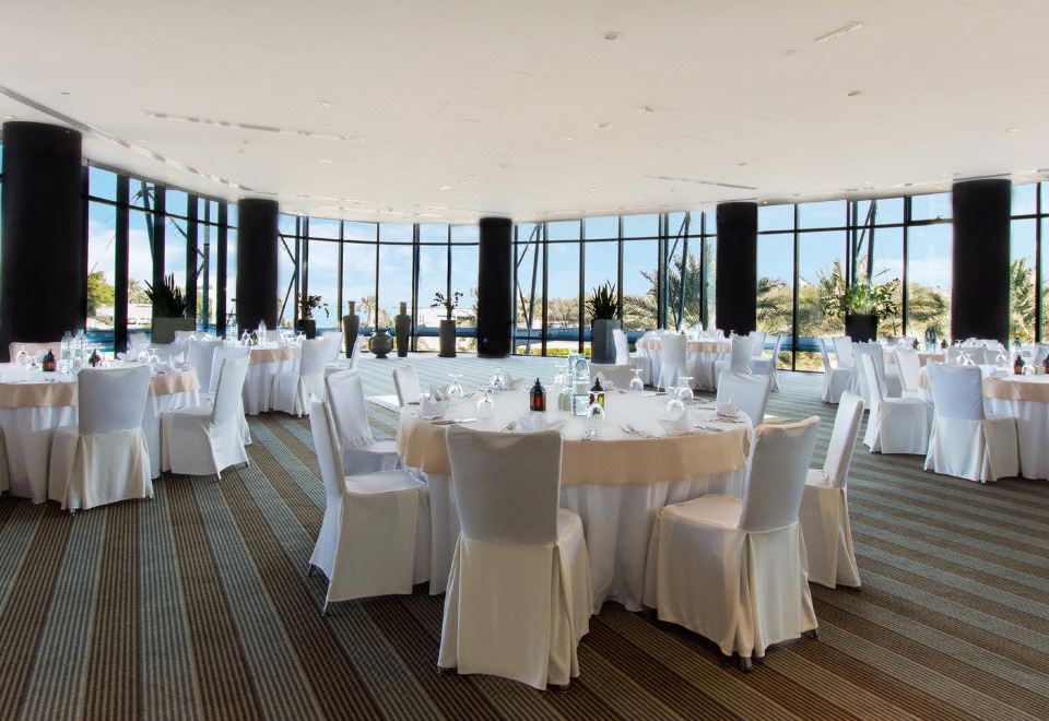 [Holiday Inn Abu Dhabi의 깔끔한 객실 내부 사진]