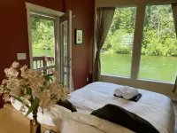 Campbell River 2 bedroom Fishing Lodge - River View