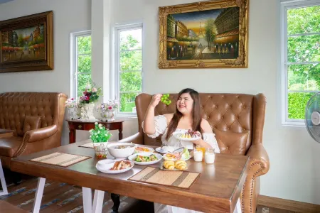 The Autumn Creek Chiangrai Отели рядом с достопримечательностью «Белый храм Ват Ронг Кхун»