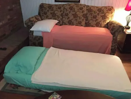 Cozy Rosecrest Suite, 1 min to I-75, full kitchen, sleeps 4, Safe area