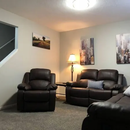 Great PRIVATE Family HOME! Big 3 Bed 3 Bath Private Yard