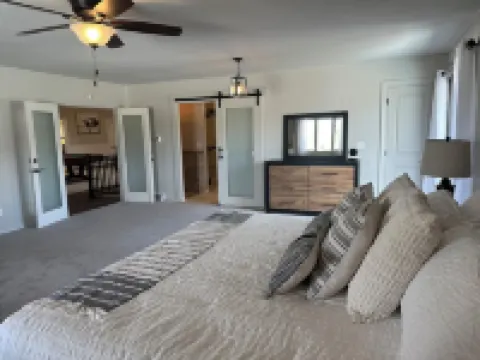 Enormous Home On Golf Course. Newly renovated - Sleeps 21! Hotels in Logan County