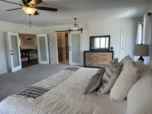 Enormous Home On Golf Course.  Newly renovated - Sleeps 21! 洛根縣住宿飯店