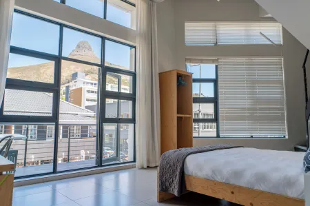 Mojo Hotel & Market