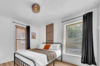 2700ft2, 6 bdrm, 2 kitchens, mins to Falls, AC, WiFi, sleep 16