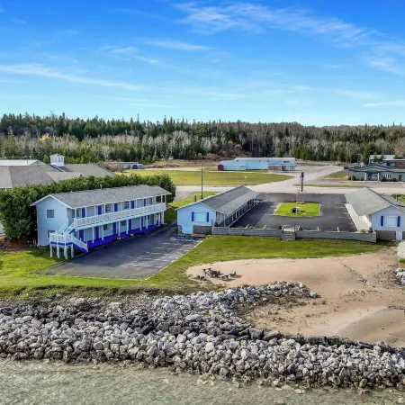 Bayview Lakefront Inn