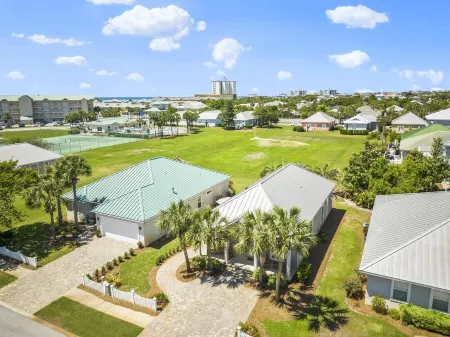 Beautiful Maravilla 3 Bedroom 2 Bath Cottage Short Walk to Private Beach