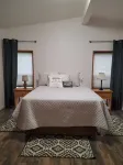 A Cozy 2-bedroom cabin with awesome private Sol Duc River's waterfront