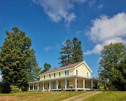 Spacious 5-bedroom house with AC, WiFi in charming Bemus Point Hotele w: Ellery