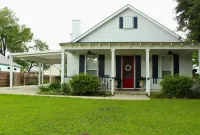 All-American Snowbird Getaway in the Heart of Long Beach! King suite, sleeps 6