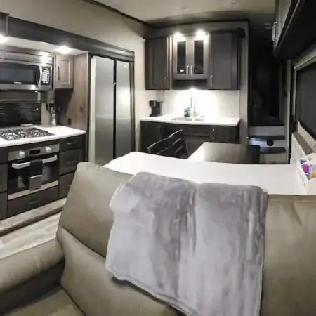 Luxurious 37' 5th Wheel. Enjoy all the fun of Glamping
