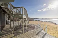 Kayaks, Deck & Pond Access: Rhode Island Retreat! - spa