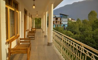 Beholden Stay and Cafe - A Luxury Boutique Hotel in Manali