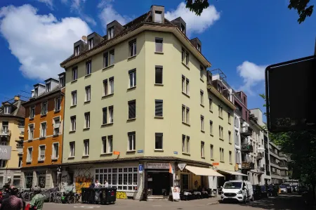 easyHotel Zurich Main Station Отели рядом с достопримечательностью «Flussbad Oberer Letten»