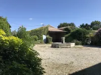 Charming gîte in wooded grounds with swimming pool, 30 minutes from Bordeaux Hotel a Civrac-de-Blaye