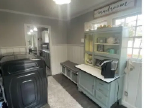 Cape Cod cottage close to Prembroke Creek Hotels in Edenton