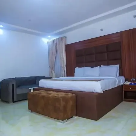 Hubbies Royale Hotel