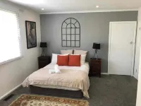 quiet home walk to lake playground shops and golf Hotels in Alfredton