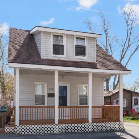2Br Steps to Oakland Beach Near Airport Hotels in Warwick