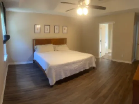 Family Oasis in Milton – 4BR, Sparkling Pool, Pet-Friendly & Fully Fenced! Hoteles en Milton