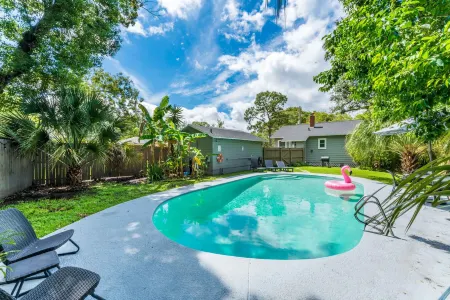 Convenient Location Near Vintage Shops and Cafes - Charming Escape