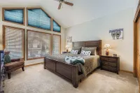 Lux 3/3 Chalet! 4 Min Walk to Quicksilver Lift & Main STPRIVATE Hot TUB"