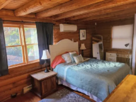 3-bedroom chalet in cool Black Mountain with WiFi, AC. Close to Asheville