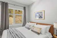 Brand New Modern Townhouse with Stunning Mountain Views – Sleeps 6 Hotels in Bighorn No. 8