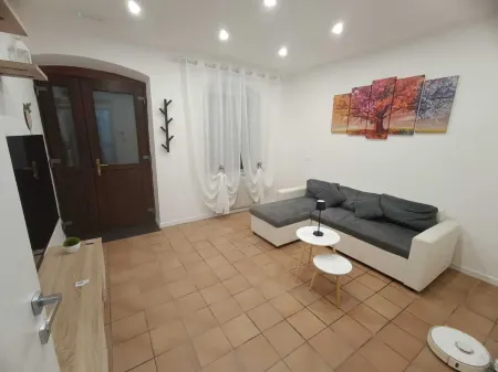 Byron's Holiday House (Ground Floor) Отели рядом с достопримечательностью «Confine di Stato - Valico di Casa Rossa»