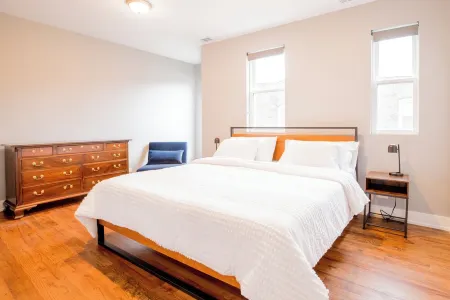 Cozy 3-bedroom condo near University of Chicago Отели рядом с достопримечательностью «Университет Чикаго»