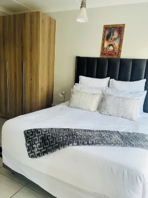 Cozy 1-bedroom apartment in awesome Pretoria with WiFi Hotels near Jakaranda Cl