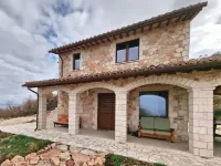 Farmhouse with panoramic views surrounded by forest in the center of Umbria